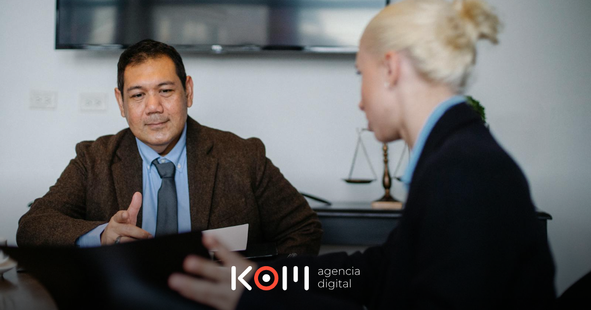 Abogado peruano analizando las obligaciones del proveedor bajo la Ley 29571 del Código de Protección al Consumidor