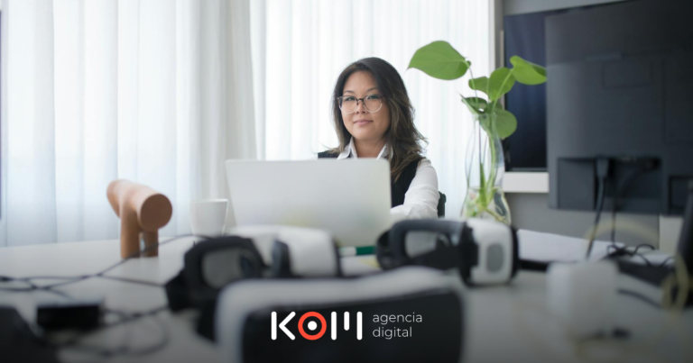 Oficial peruana de protección de datos analizando la Ley 29733 y el DS 016-2024-JUS en el Libro de Reclamaciones