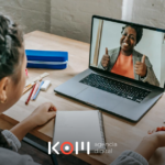 Empresaria peruana comparando un Libro de Reclamaciones físico con el sistema virtual en su laptop