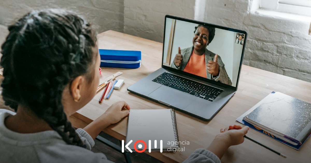 Empresaria peruana comparando un Libro de Reclamaciones físico con el sistema virtual en su laptop