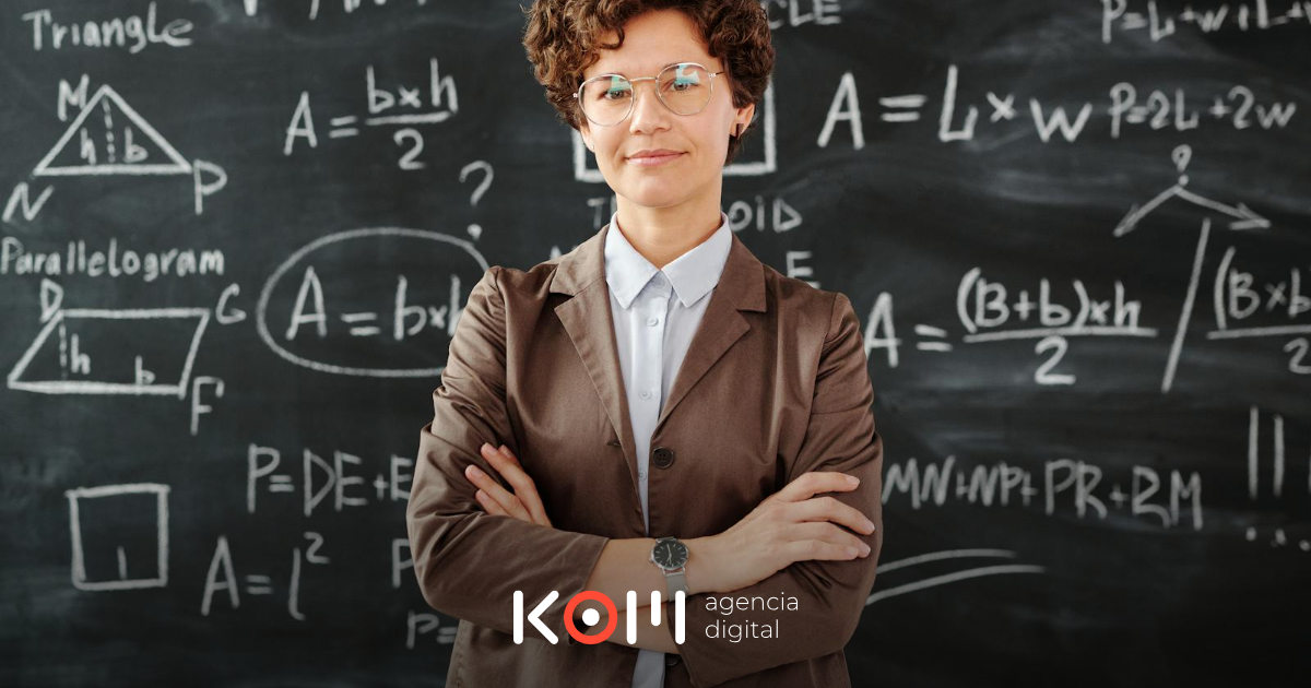 Estudiante peruana tomando curso online en academia con Libro de Reclamaciones aplicado a educación a distancia