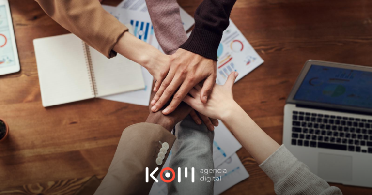 Equipo empresarial peruano comparando Libro de Reclamaciones físico versus virtual para cumplir con INDECOPI