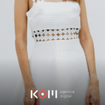 Recepcionista de hotel peruano atendiendo huéspedes internacionales bajo el Libro de Reclamaciones en bilingüe