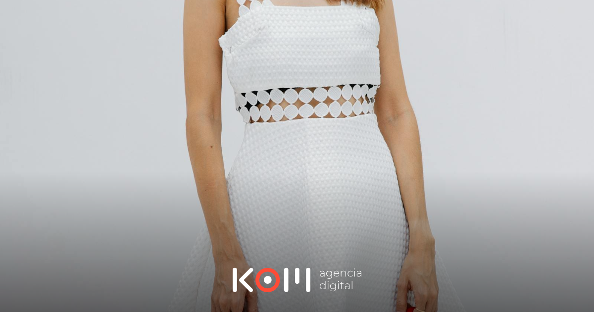 Recepcionista de hotel peruano atendiendo huéspedes internacionales bajo el Libro de Reclamaciones en bilingüe