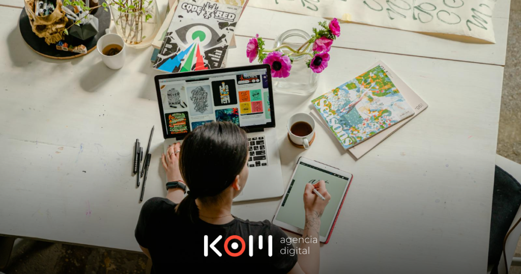 Emprendedor peruano gestionando reclamos de clientes por Instagram y WhatsApp en redes sociales