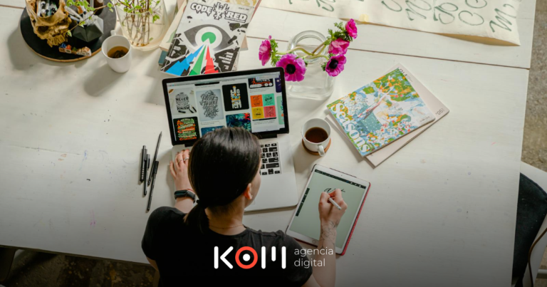 Emprendedor peruano gestionando reclamos de clientes por Instagram y WhatsApp en redes sociales