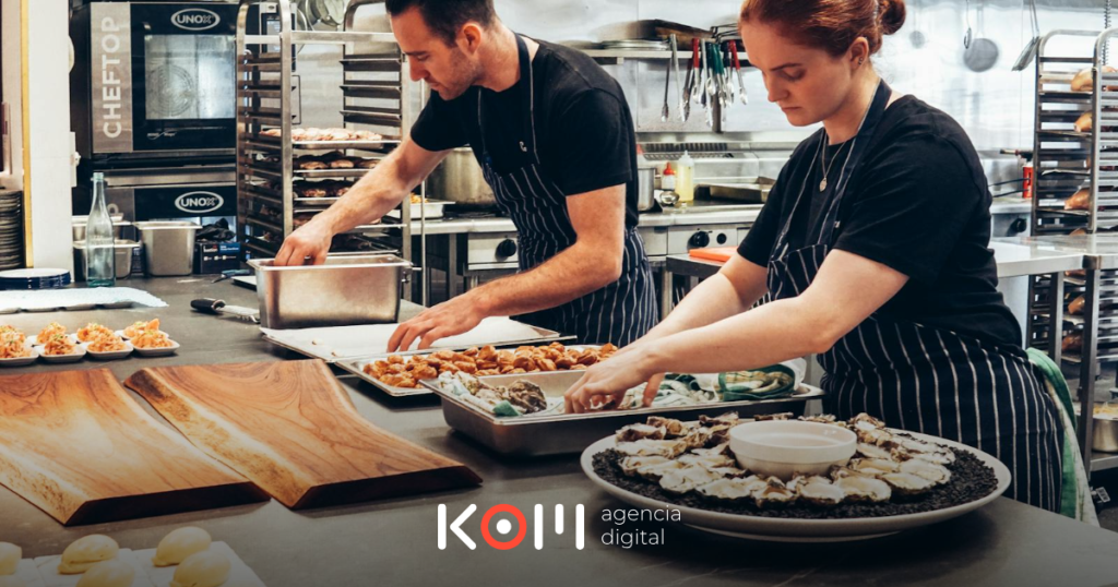 Mesero peruano atendiendo clientes en un restaurante obligado al Libro de Reclamaciones según la Ley 29571