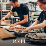 Mesero peruano atendiendo clientes en un restaurante obligado al Libro de Reclamaciones según la Ley 29571