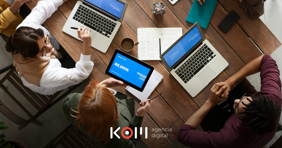 Equipo de desarrollo SaaS peruano atendiendo reclamos de clientes sobre renovaciones, cancelaciones y reembolsos