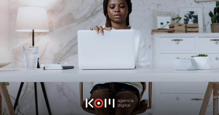 Emprendedora peruana administrando tienda Shopify con Libro de Reclamaciones virtual integrado