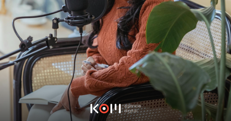 Pequeño comerciante peruano de bodega utilizando Libro de Reclamaciones virtual económico desde S/125