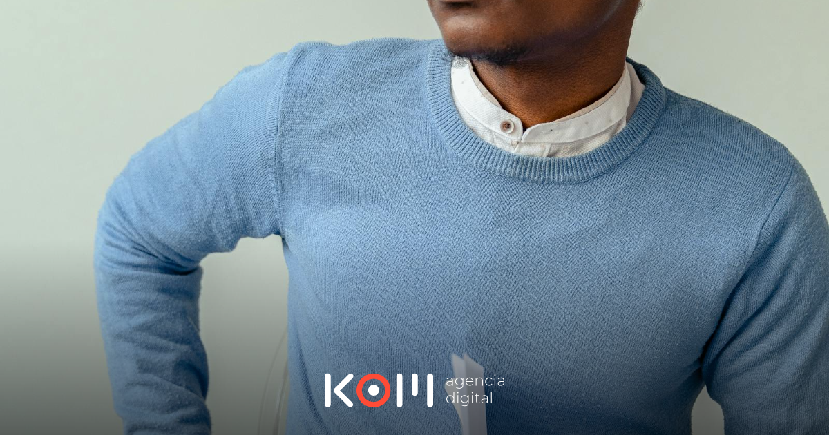 Médico peruano atendiendo paciente en clínica regulada por el Libro de Reclamaciones y SUSALUD