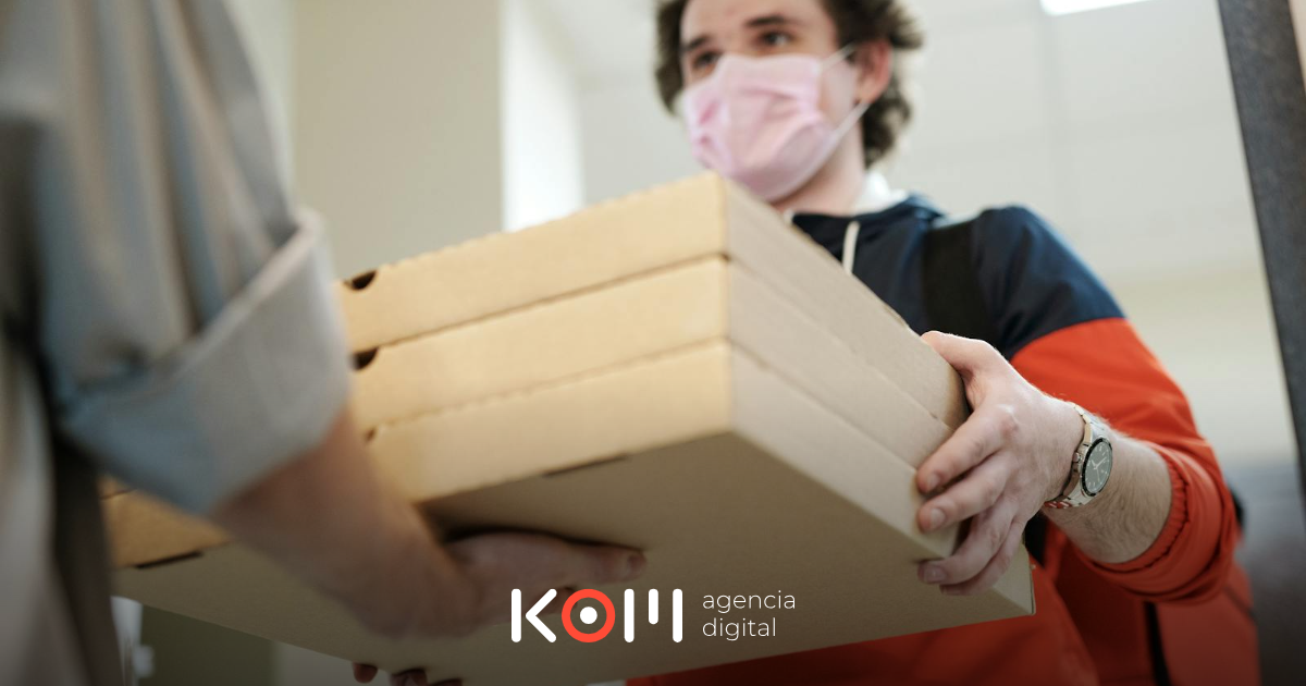 Repartidor peruano de aplicación de delivery entregando pedido bajo el Libro de Reclamaciones