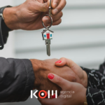 Agente inmobiliaria peruana mostrando departamento a clientes bajo el Libro de Reclamaciones