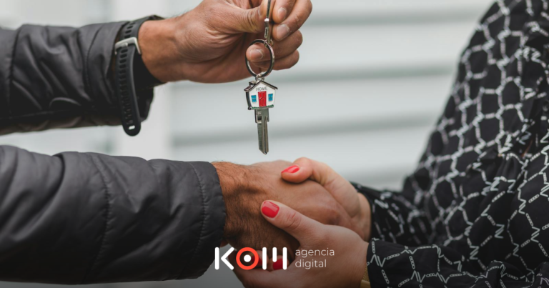 Agente inmobiliaria peruana mostrando departamento a clientes bajo el Libro de Reclamaciones