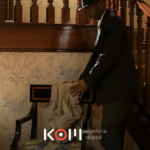 Cliente peruano escaneando código QR del Libro de Reclamaciones virtual en un establecimiento comercial