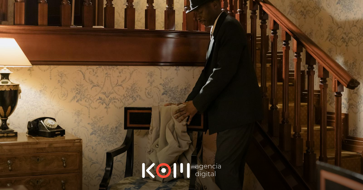 Cliente peruano escaneando código QR del Libro de Reclamaciones virtual en un establecimiento comercial