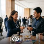 Empresaria conversa con otros asociados en un evento gremial, una alianza útil para su estrategia de linkbuilding en Perú (linkbuilding perú)