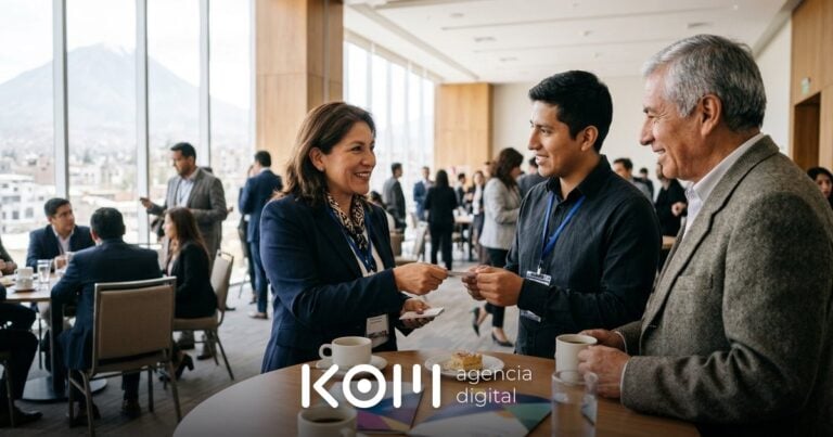 Empresaria conversa con otros asociados en un evento gremial, una alianza útil para su estrategia de linkbuilding en Perú (linkbuilding perú)