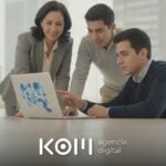 Gerenta comercial y dos ingenieros revisan un artículo profesional para que LinkedIn aparezca en AI Overviews y AI Mode (linkedin ai overviews)