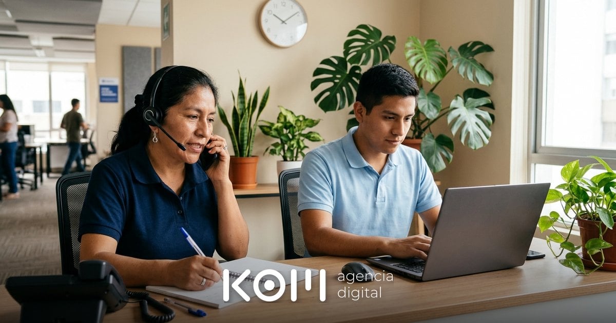Asesora atiende con audífonos las llamadas de las campañas de Google Ads mientras su compañero las registra en una laptop (campañas de llamadas google ads)