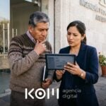 Socios de una empresa de Arequipa revisan en una tablet cómo la IA describe su marca y planean su desambiguación de marca (desambiguación de marca ia)