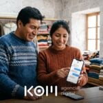 Dueños de una tienda textil en Arequipa revisan su ficha de Google Maps en el celular como parte de su marketing digital en Arequipa (marketing digital arequipa)