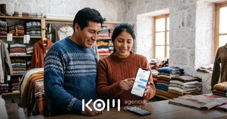 Dueños de una tienda textil en Arequipa revisan su ficha de Google Maps en el celular como parte de su marketing digital en Arequipa (marketing digital arequipa)