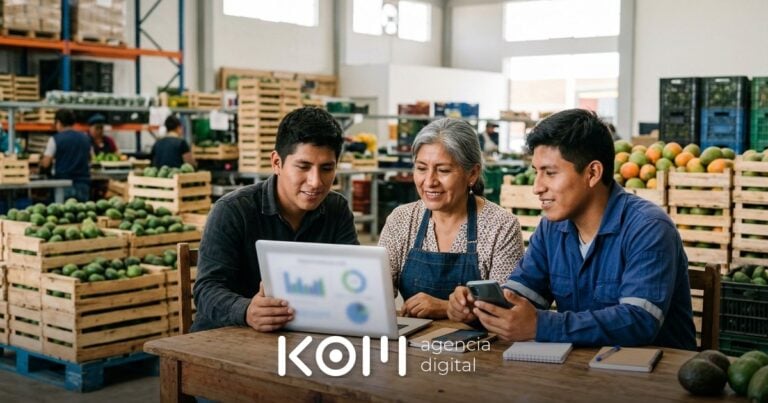 Equipo de una empacadora de frutas revisa su web y su celular en el almacén, parte de su estrategia de marketing digital en Chiclayo (marketing digital chiclayo)