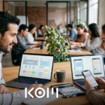 Dos desarrolladores comparan en laptops y celular cuatro diseños para elegir el mejor tema WordPress 2026 para una web