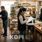 Equipo de una tienda online prepara paquetes y revisa las fechas de envío para atender los pedidos de Navidad a tiempo (navidad tienda online)