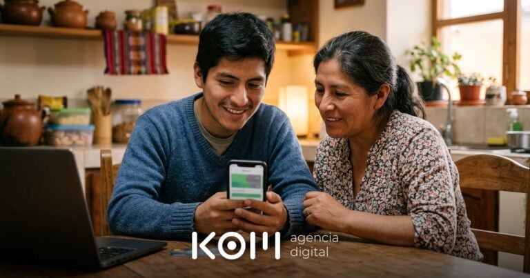 Estudiante y su madre revisan en el celular cómo pagar ChatGPT sin tarjeta de crédito en Perú usando una tarjeta de débito (pagar chatgpt sin tarjeta perú)