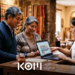 Dueños de un hotel boutique en Cusco revisan en la laptop el calendario de reservas para calcular el precio de su página web para hotel (página web para hotel precio)