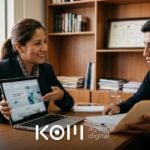 Abogada independiente muestra a un cliente en su oficina la página web para profesionales que usa para explicar sus servicios
