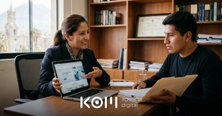 Abogada independiente muestra a un cliente en su oficina la página web para profesionales que usa para explicar sus servicios