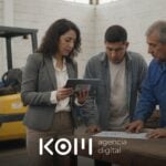 Consultora y dos mecánicos de un taller de Arequipa revisan en una tablet palabras clave sin volumen para su web de servicios