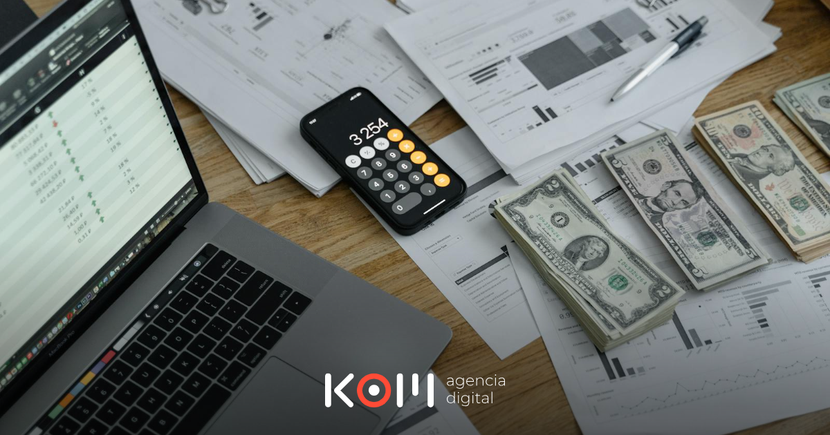 Asesora legal peruana utilizando plantillas editables para responder reclamos del Libro de Reclamaciones