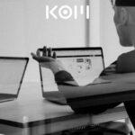 Personas trabajando en diseño web corporativo - KOM Agencia Digital