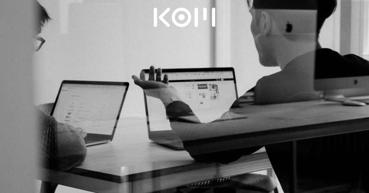 Personas trabajando en diseño web corporativo - KOM Agencia Digital