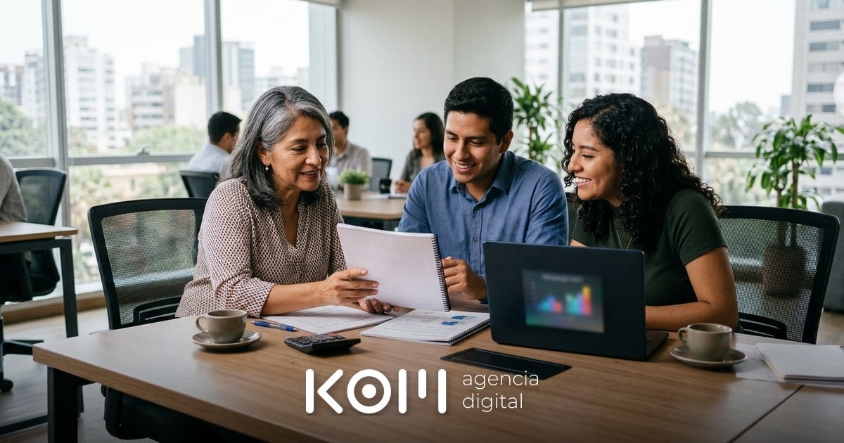 Empresaria peruana revisa con dos consultores el precio de una agencia de marketing digital en Perú durante una reunión (precio agencia de marketing digital perú)