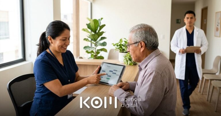 Recepcionista muestra a un paciente mayor la reserva de citas en una tablet, ejemplo de página web para clínica a buen precio (página web para clínica precio)