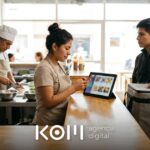 Dueña de una cevichería revisa un pedido en el celular junto a la carta digital, tras comparar el precio de una página web para restaurante (página web para restaurante precio)
