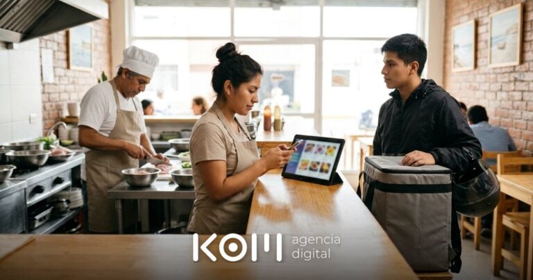 Dueña de una cevichería revisa un pedido en el celular junto a la carta digital, tras comparar el precio de una página web para restaurante (página web para restaurante precio)