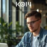 Hombre joven con lentes revisando planes y precios de suscripción en laptop en café moderno con luz natural - KOM