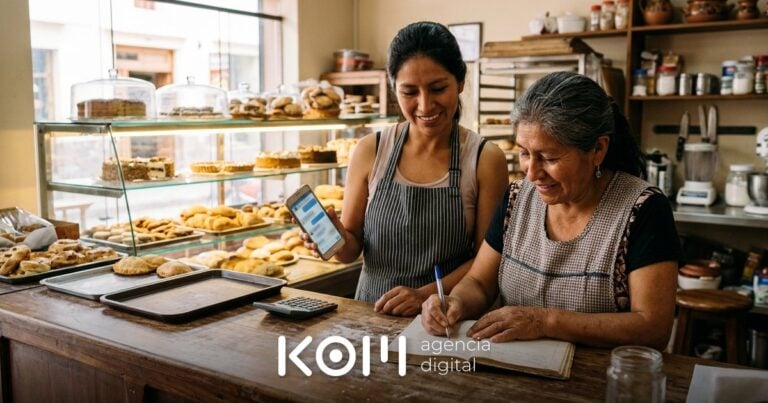 Dueñas de una pastelería anotan en un cuaderno las preguntas frecuentes de clientes que reciben por WhatsApp en el celular