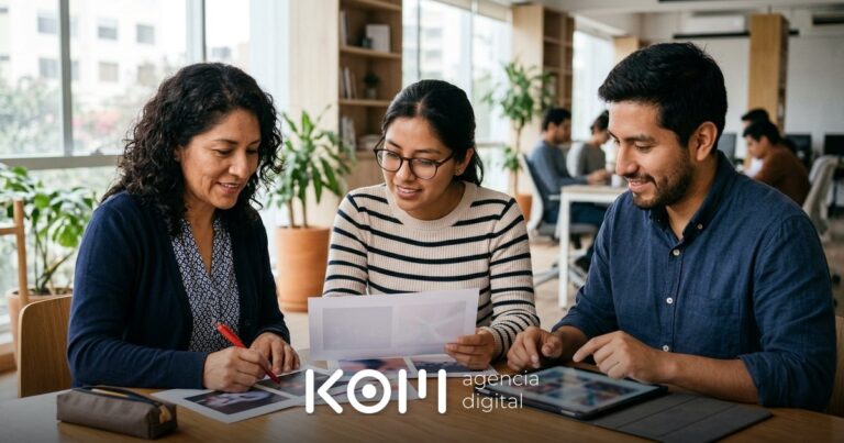 Equipo de marketing revisa borradores de anuncios en papel y tableta para evitar publicidad engañosa que sanciona Indecopi (publicidad engañosa indecopi)
