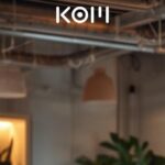 Desarrollador masculino trabajando con software de generación de imágenes con inteligencia artificial en oficina moderna - KOM