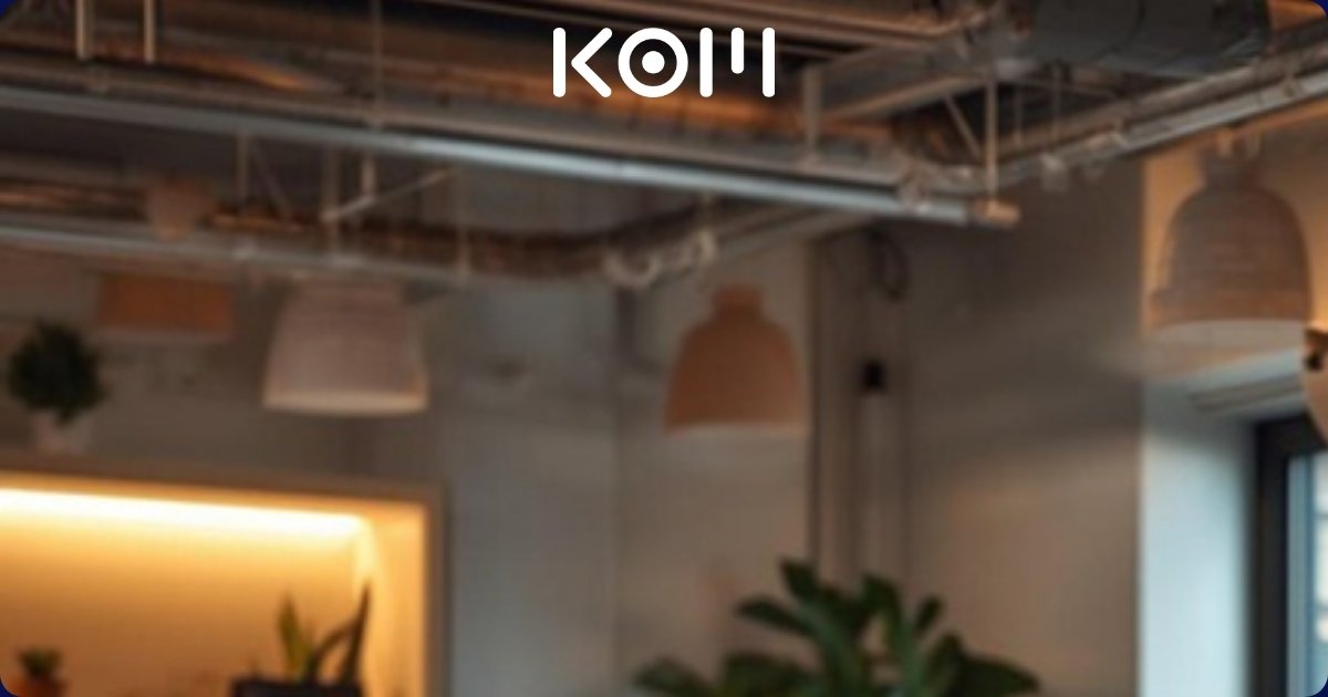 Desarrollador masculino trabajando con software de generación de imágenes con inteligencia artificial en oficina moderna - KOM