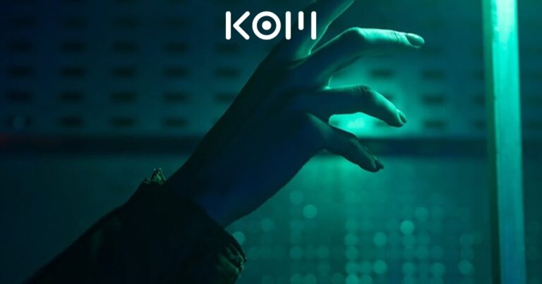 Profesional analizando cómo Google AI Overviews afecta al SEO y la visibilidad web