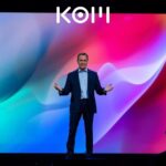 Ejecutivo de tecnología presentando innovaciones de inteligencia artificial en evento global